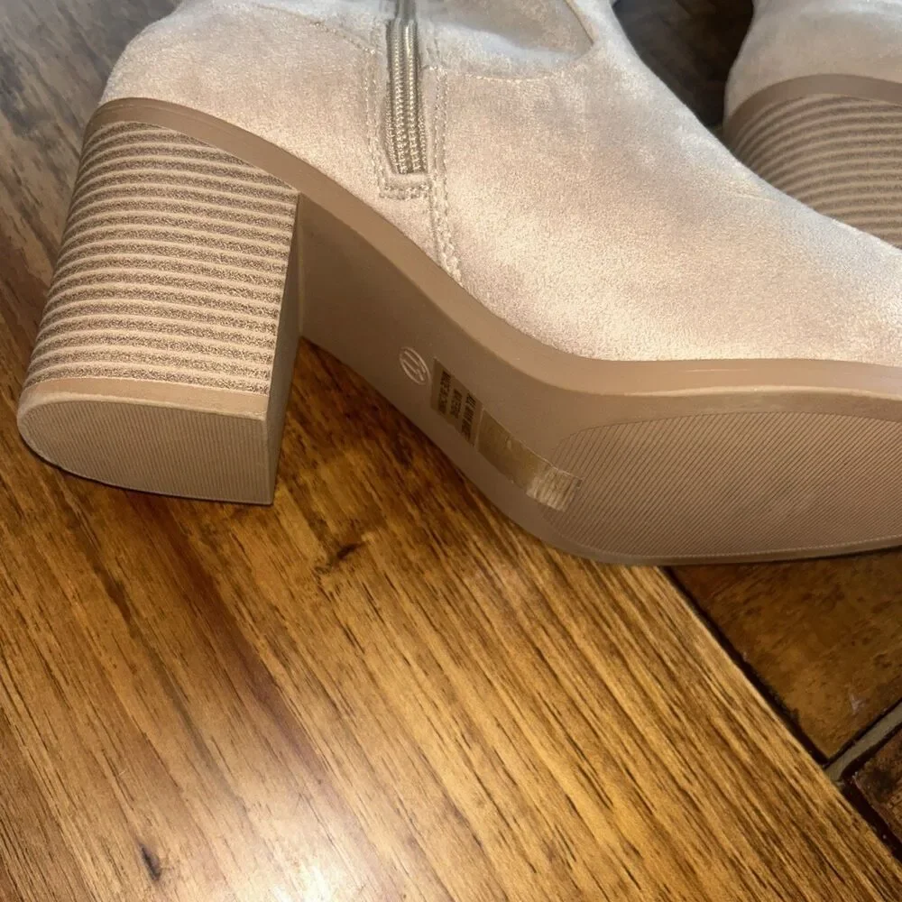Women's Tall Beige Boots Shoe Size 11 box 1